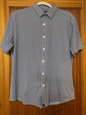 Men's UNTUCKit Short-Sleeve Blue Patterned Button-Up Shirt, size Medium